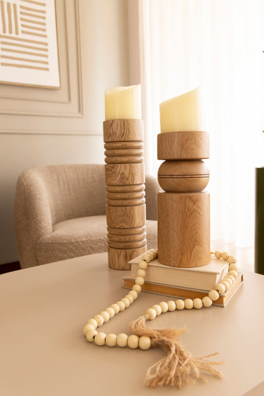 candelabros de madera y velas decorativas