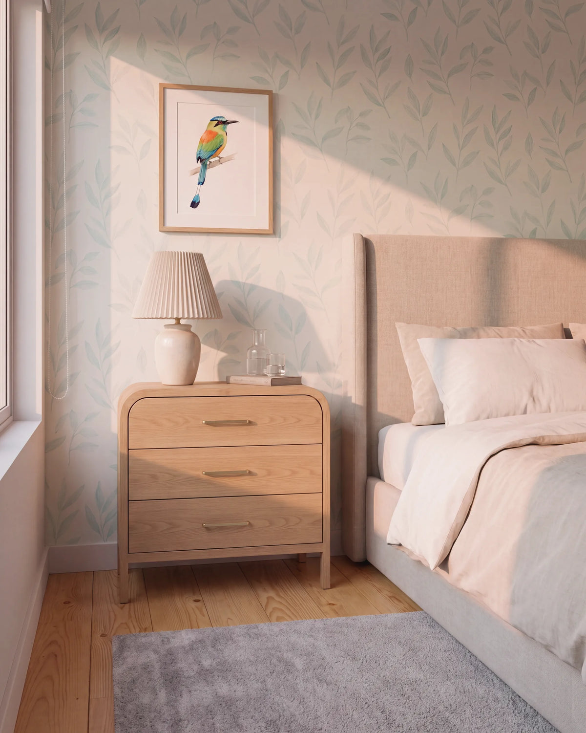 Mesa de noche de roble con lámpara junto a la cama en un dormitorio de Sabaneta