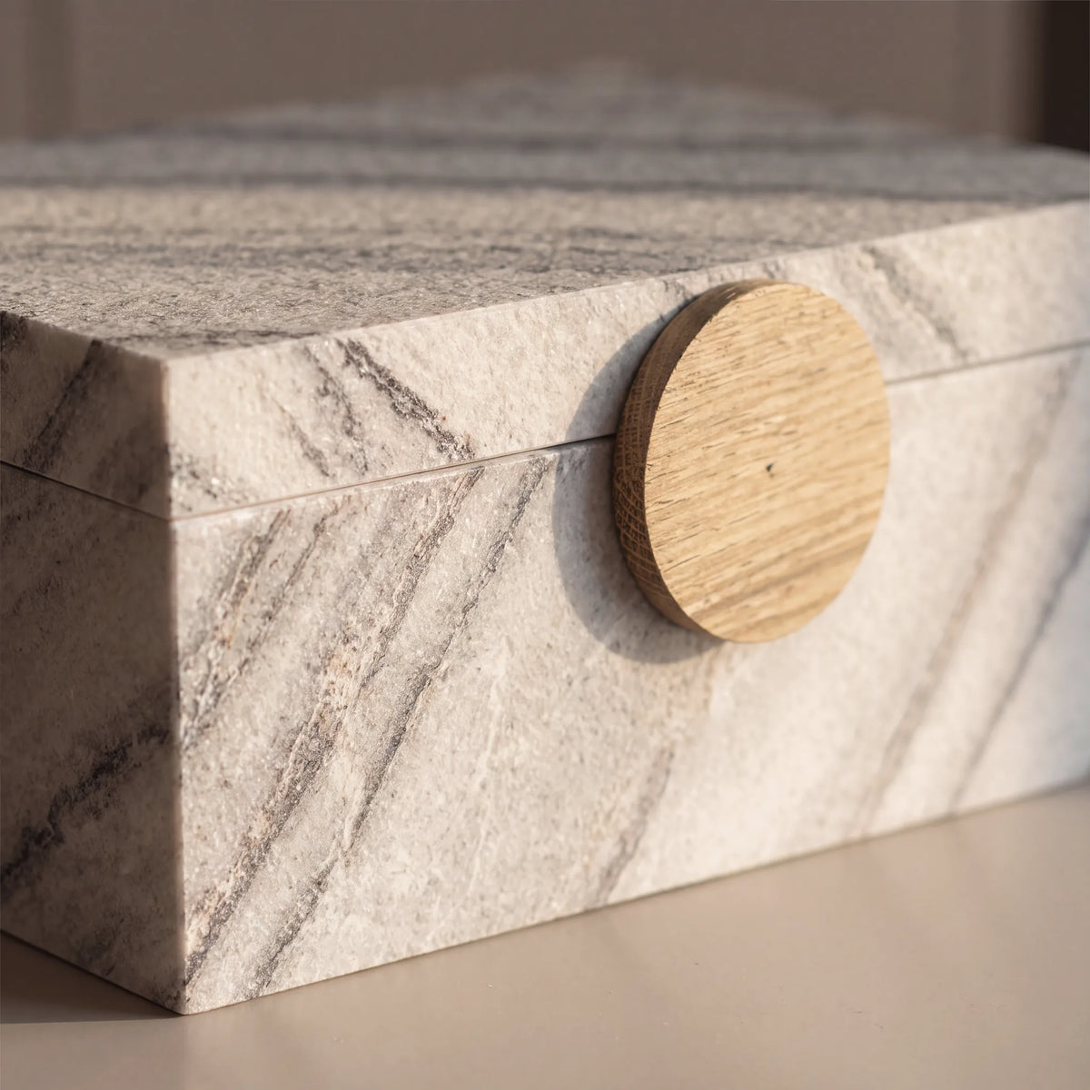 Vetas diagonales de la piedra y disco de roble del baúl Stone