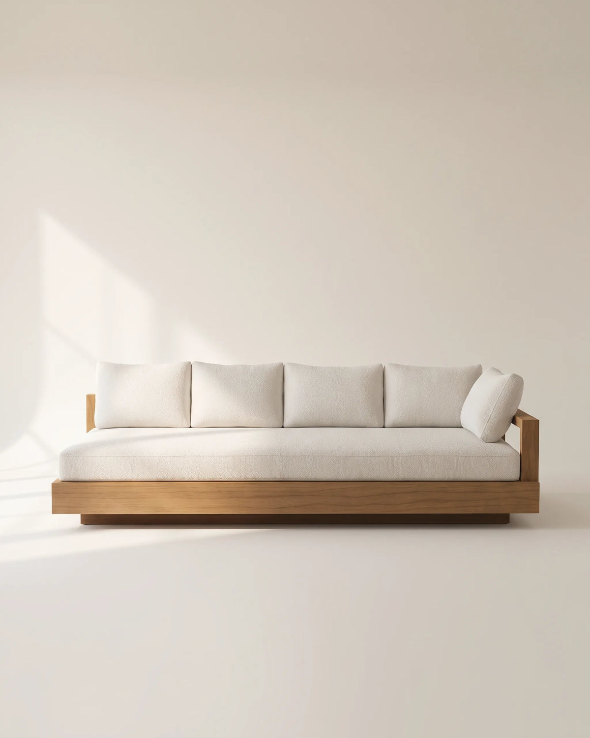 Sofá cama de madera maciza con marco tipo bandeja y cojines crema sobre fondo claro