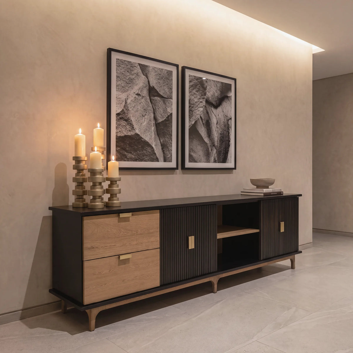 Candelabros dorados con velas encendidas sobre una consola en el recibidor de un apartamento en El Poblado