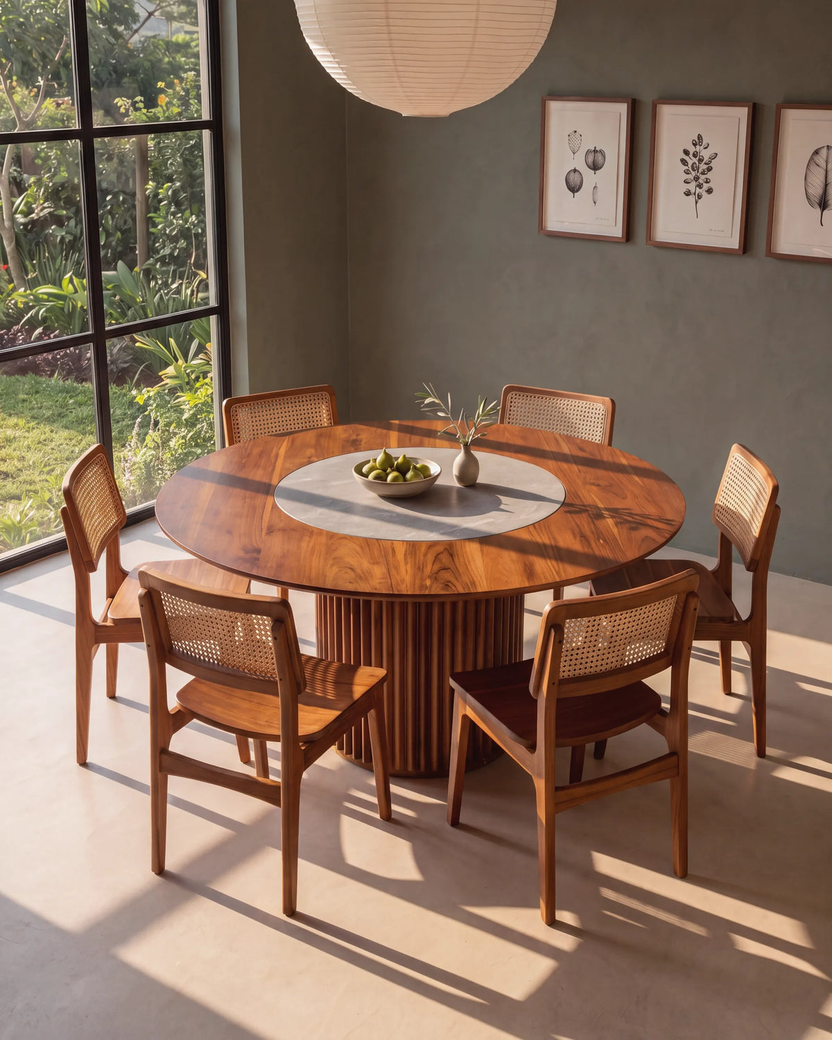 Mesa de comedor redonda de teca con ocho sillas en una casa de campo antioqueña