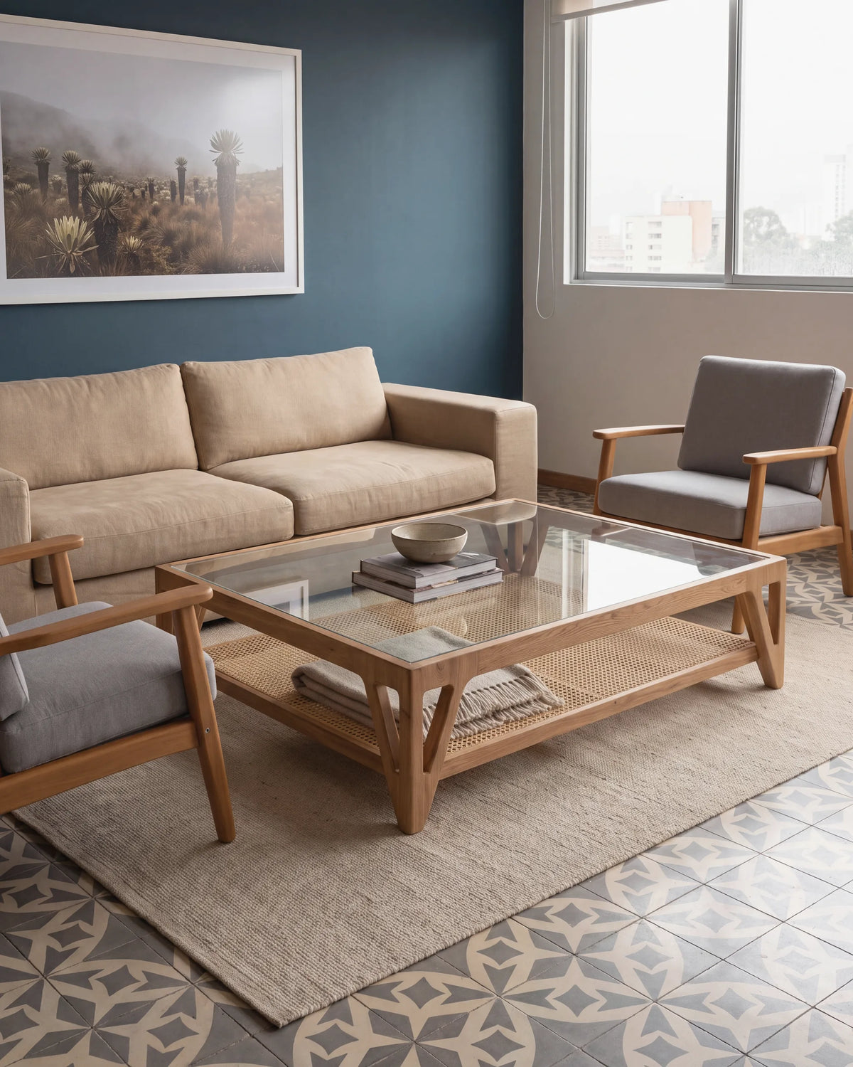 Mesa de centro de roble y vidrio entre dos poltronas en una sala de apartamento en Laureles