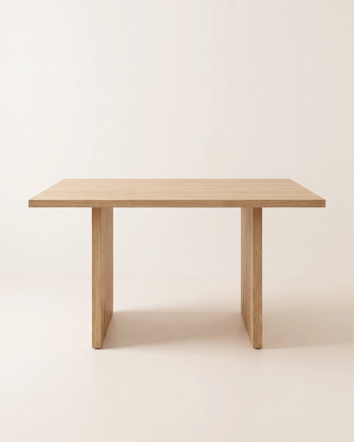 Mesa de comedor en roble macizo de 120 × 100 cm con dos patas de panel sobre fondo claro