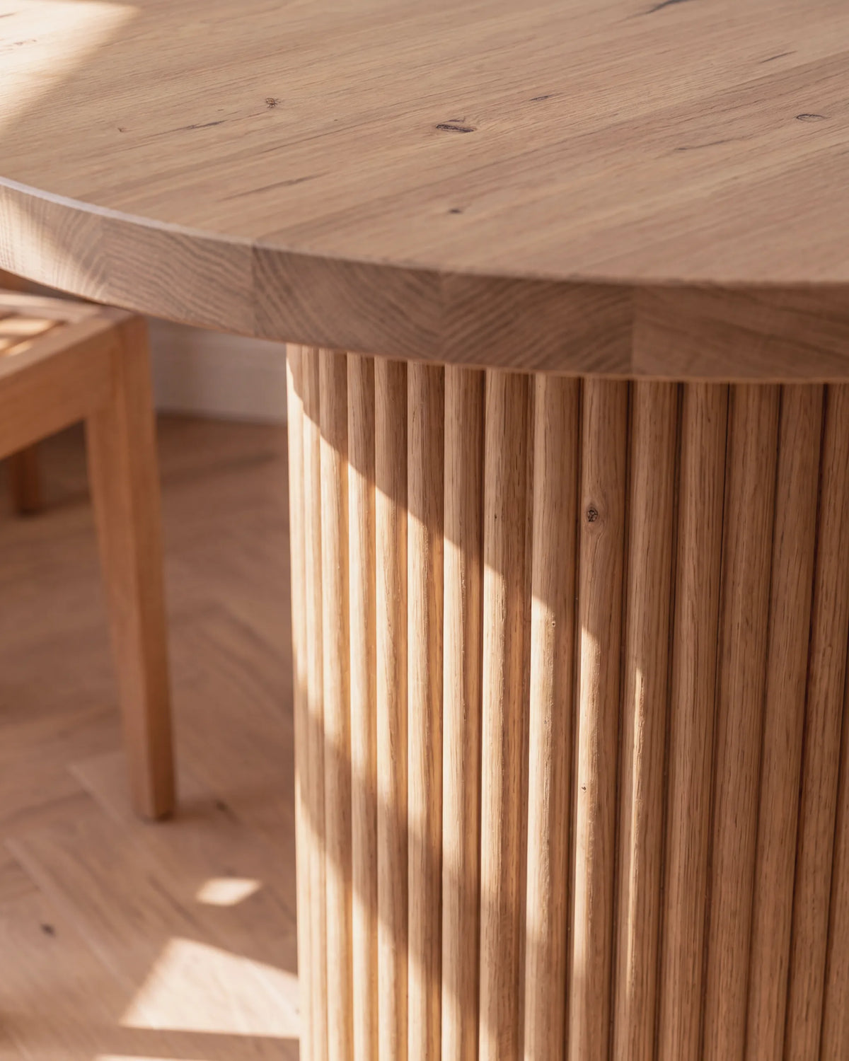 Canto del tablero de roble sobre el pedestal de listones verticales