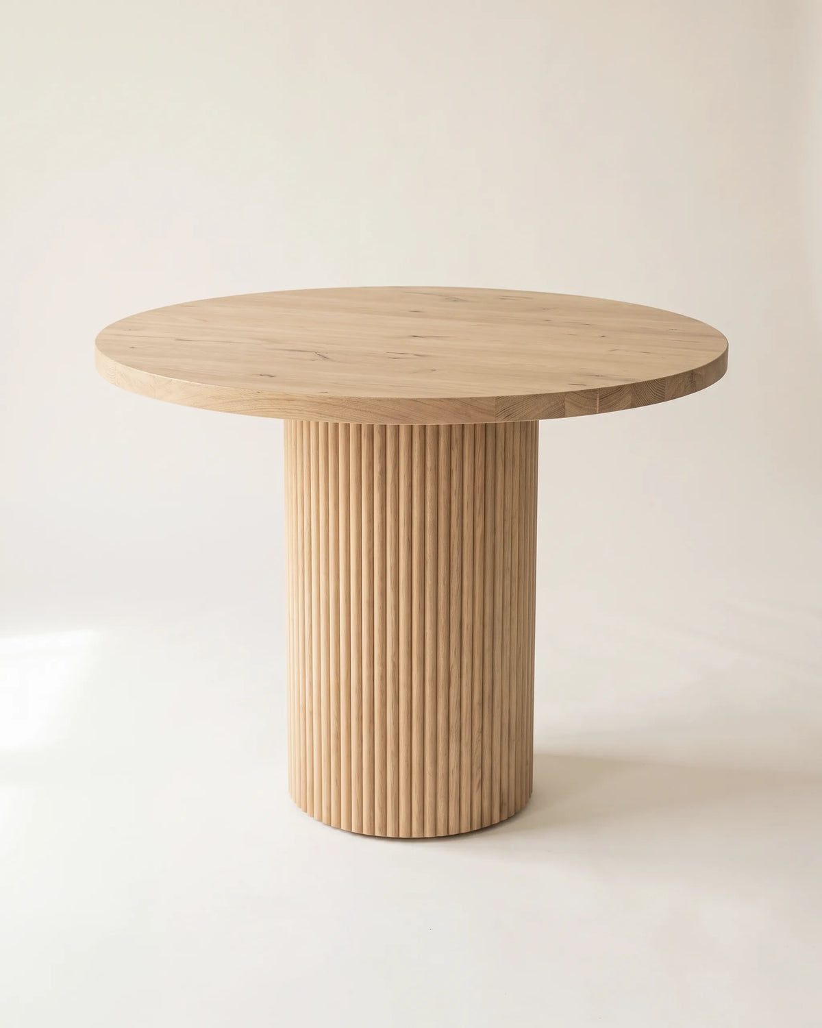 Mesa de Comedor Redonda Alistonada: Un Ícono de Elegancia y Durabilidad