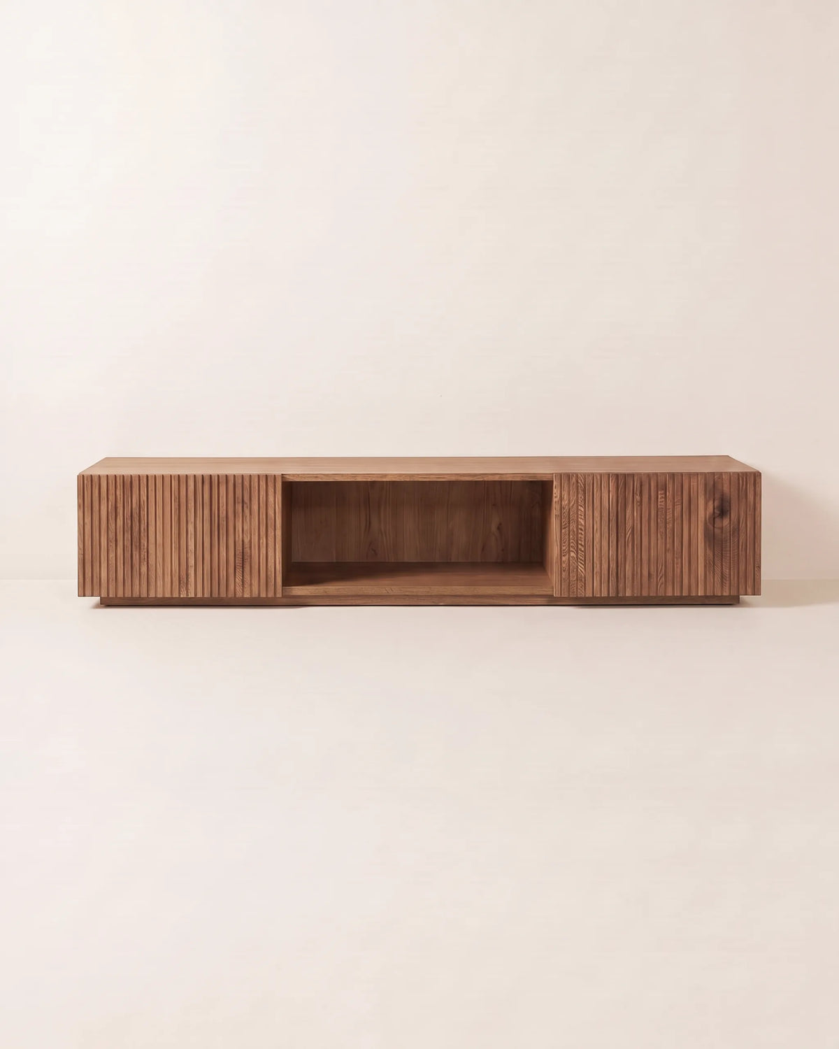 Mueble para TV de madera con frentes acanalados y nicho abierto central sobre fondo claro
