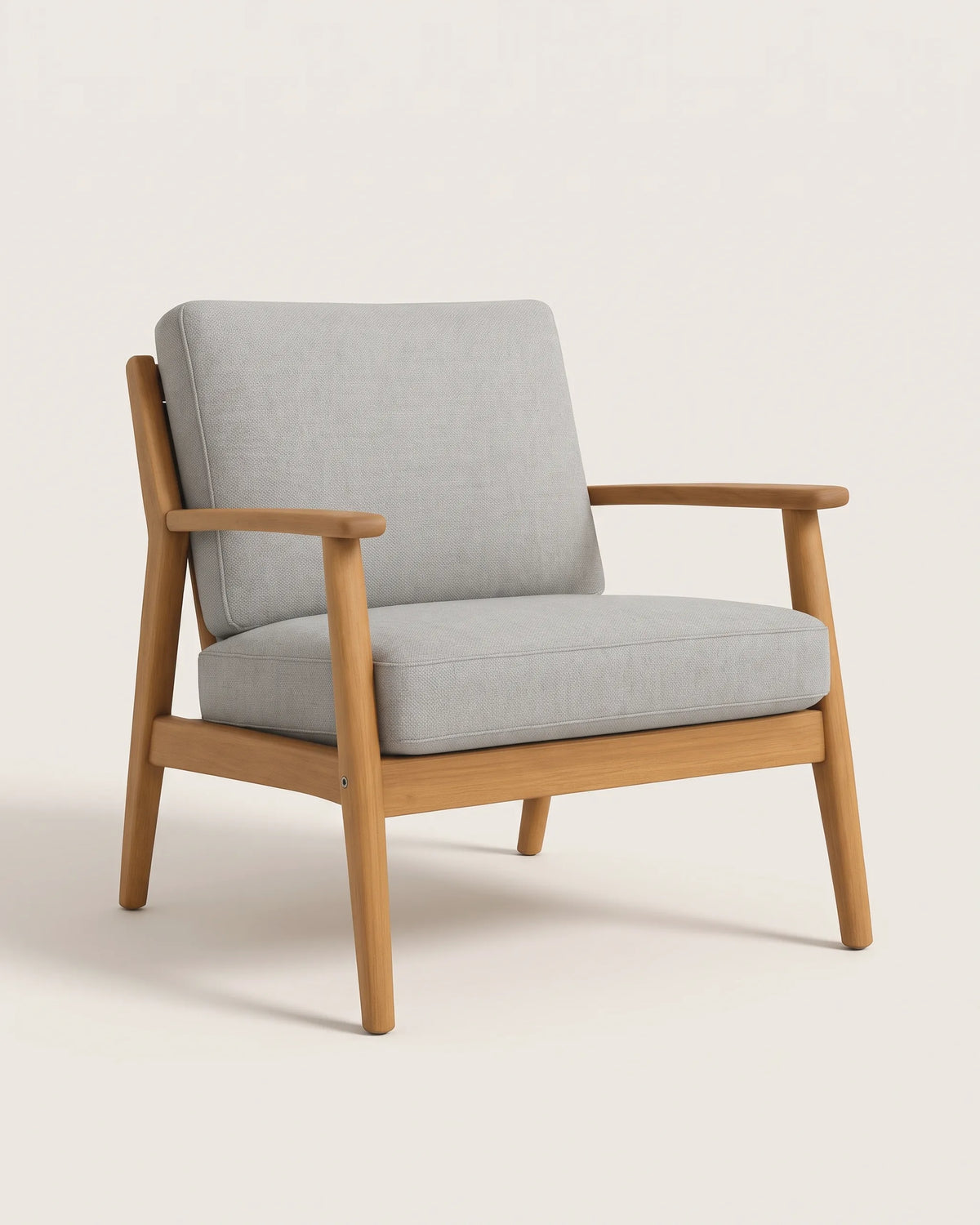 Poltrona de madera con patas ahusadas, brazos planos y cojines gris claro sobre fondo claro