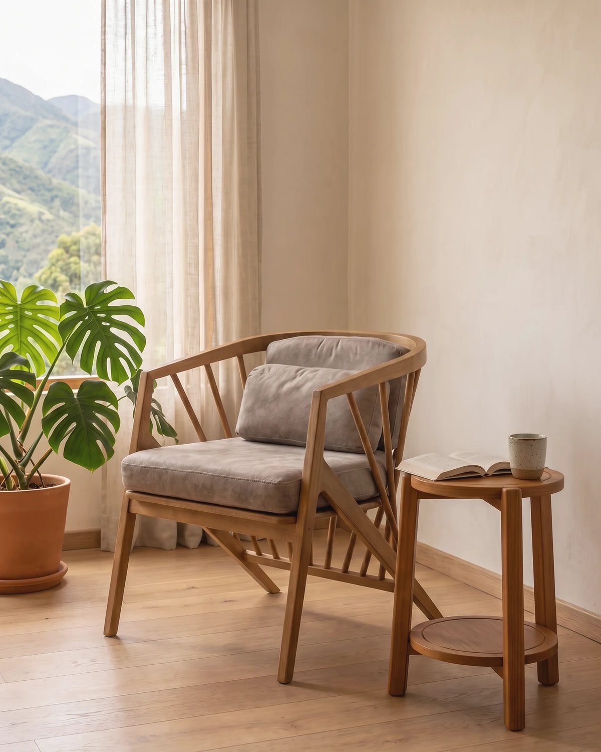 Poltrona de roble con mesa auxiliar en un rincón de lectura de un apartamento de Medellín