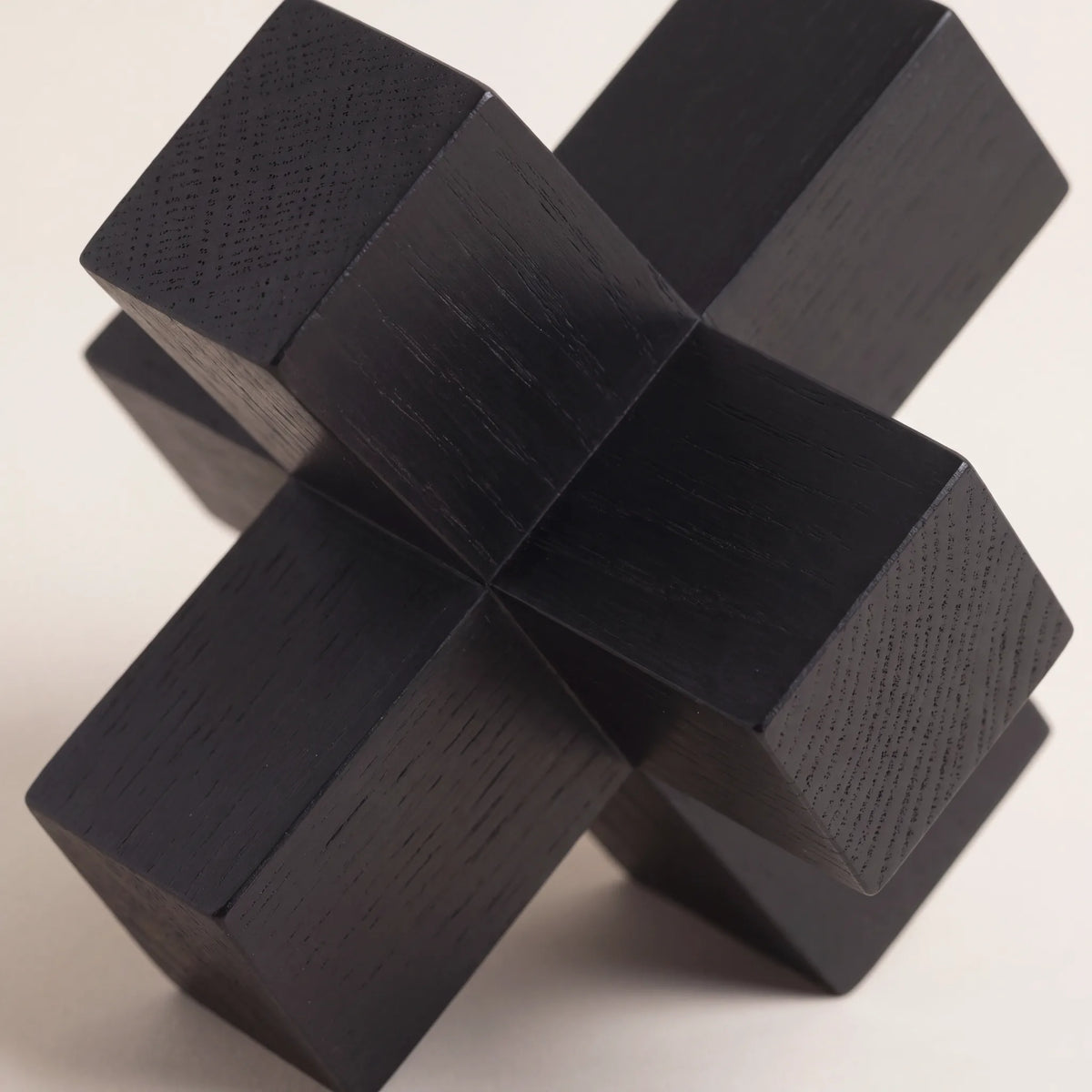 Brazos y uniones de una mina decorativa de madera en negro mate con la veta visible