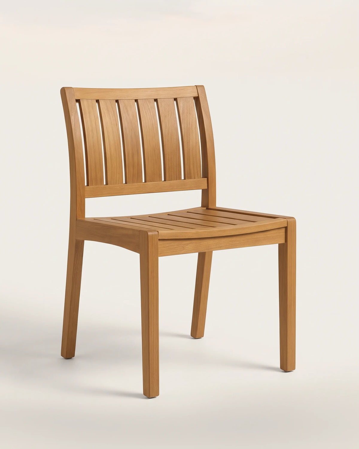Silla de teca con respaldo de seis tablillas verticales y asiento de listones sobre fondo claro