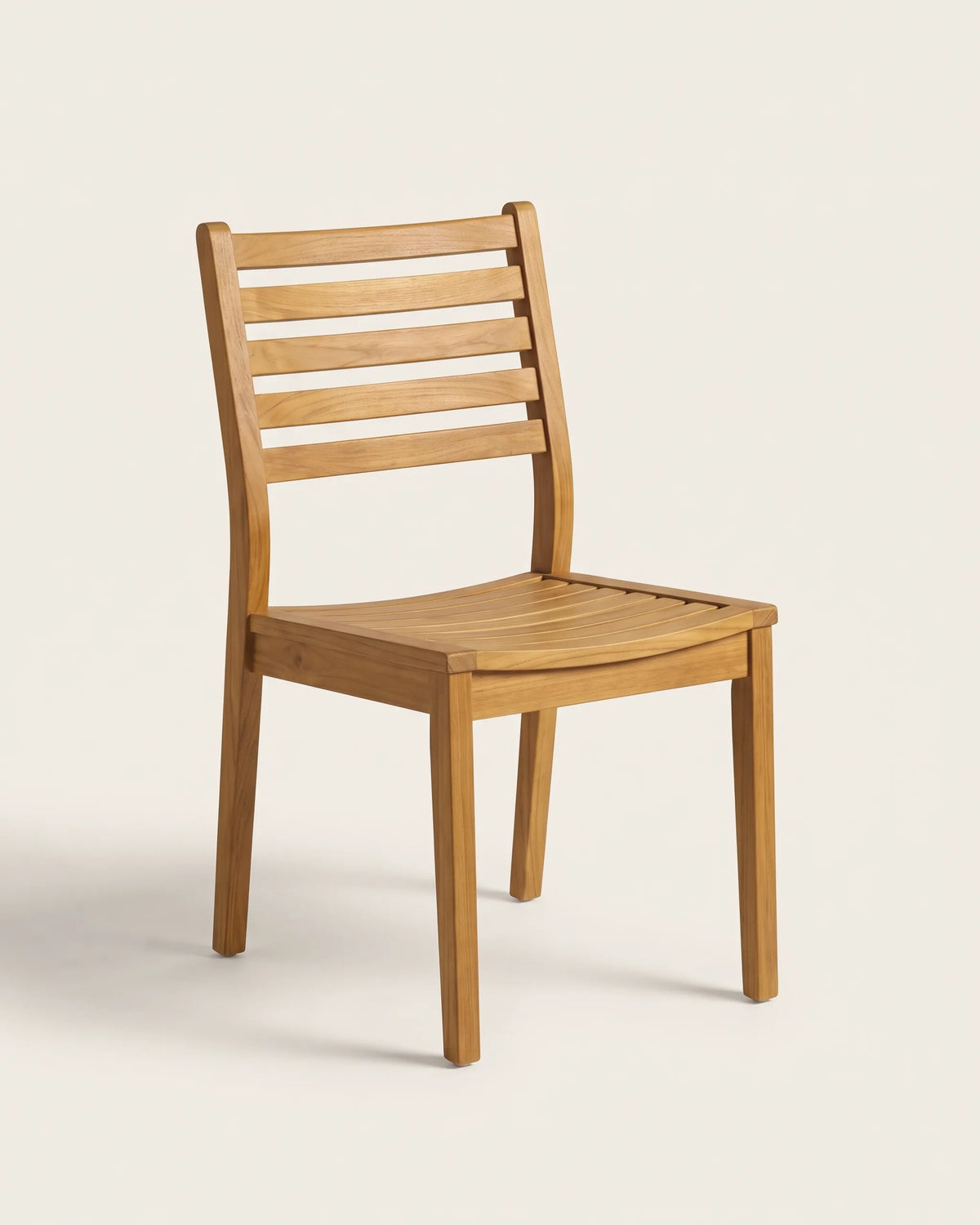 Silla apilable de teca con respaldo de cinco listones horizontales sobre fondo claro
