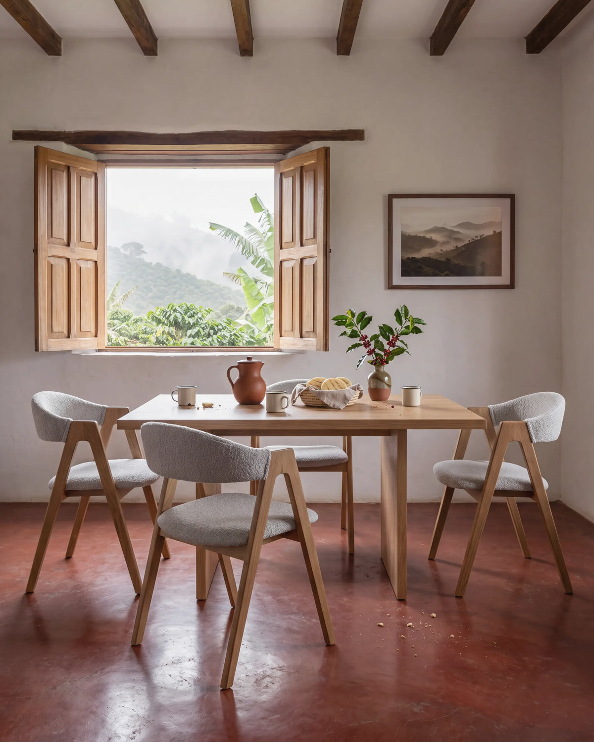 Sillas de comedor de roble y bouclé alrededor de una mesa en una finca cafetera de Fredonia