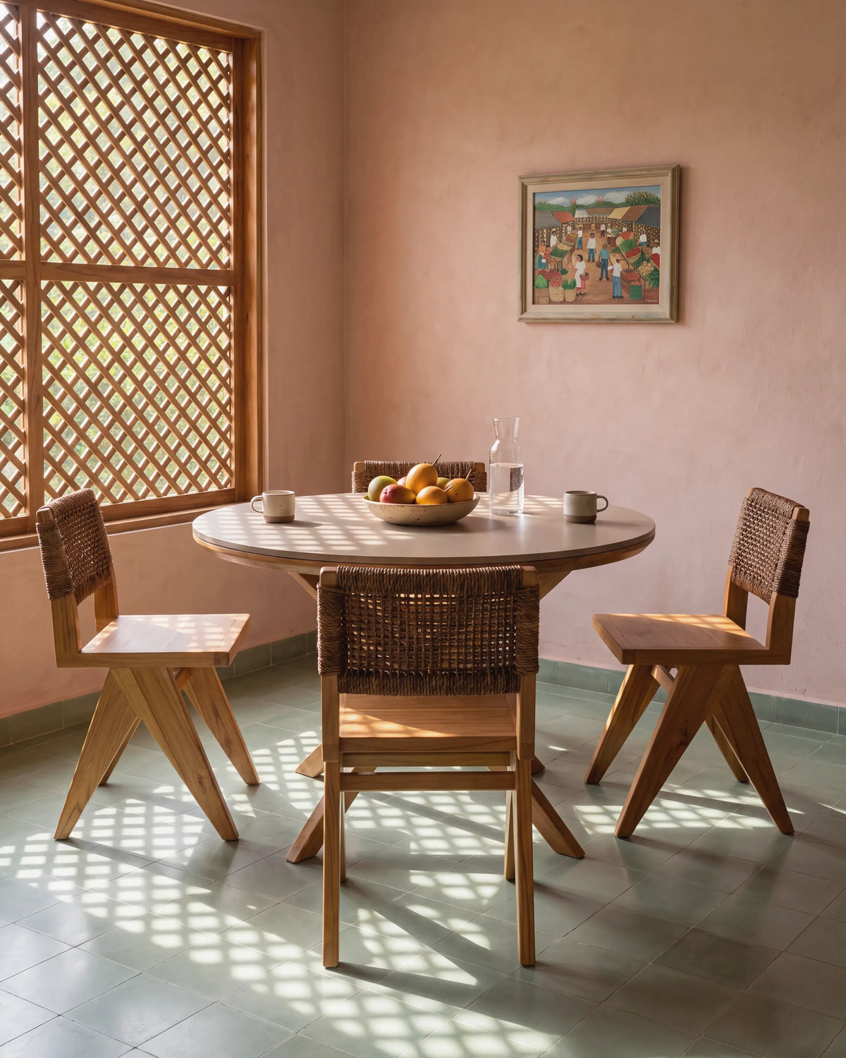 Cuatro sillas de teca alrededor de una mesa redonda en una casa campestre de Cerritos, Pereira