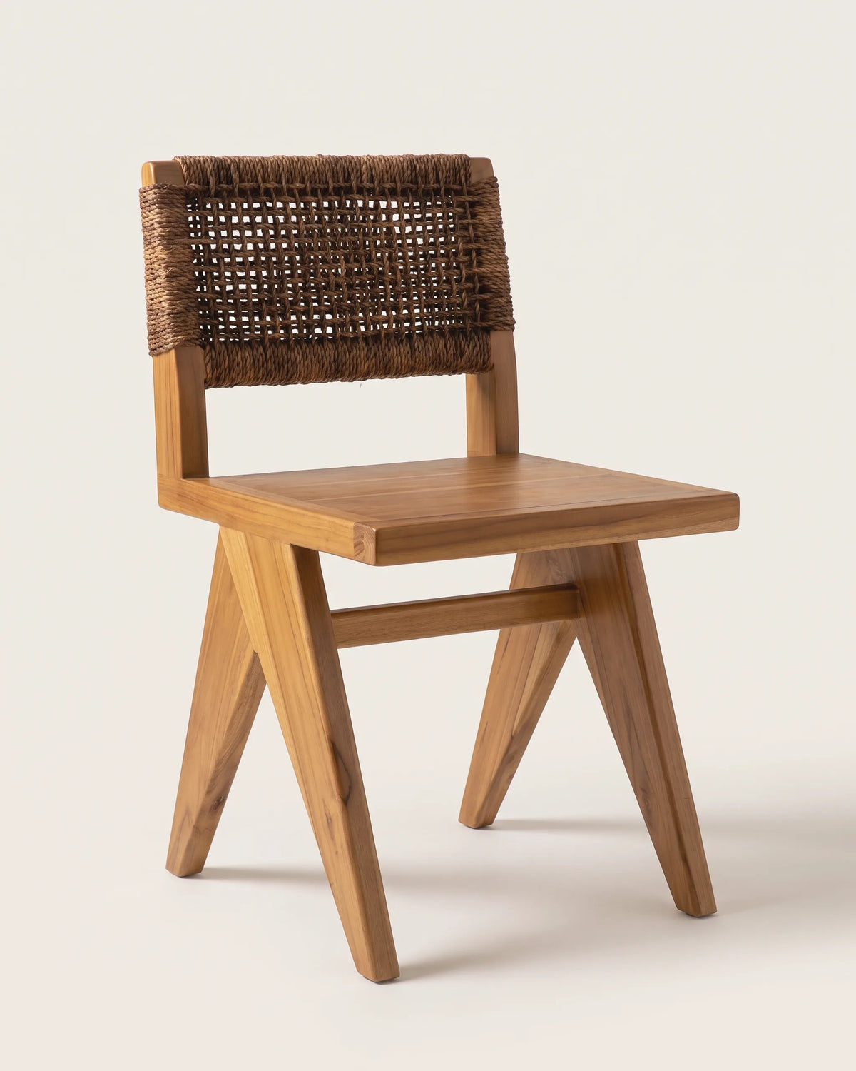 Silla de comedor de teca con patas en V invertida y respaldo tejido en fibra de plátano