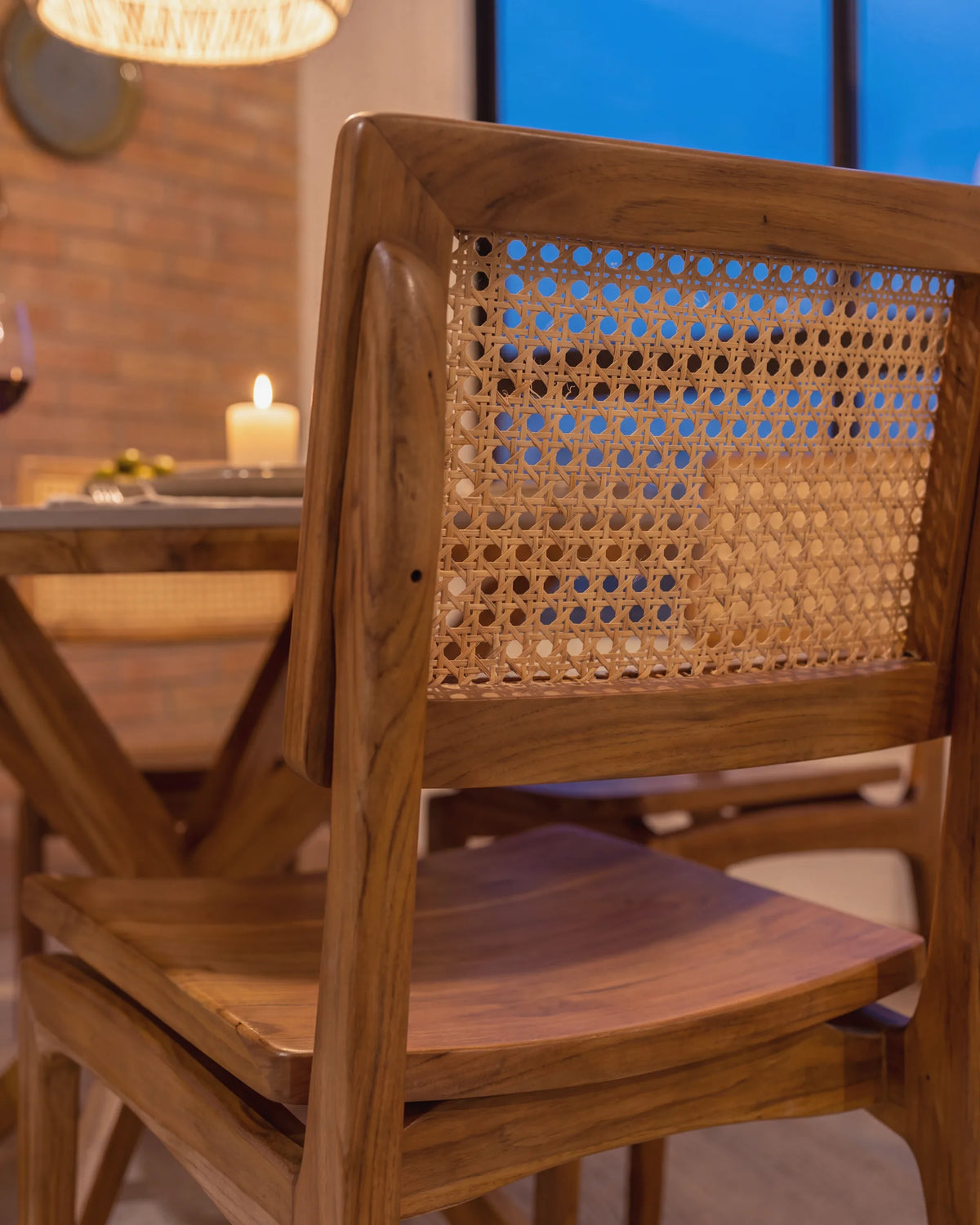 Respaldo de esterilla de rattan en marco de teca y asiento curvo de la silla Menina