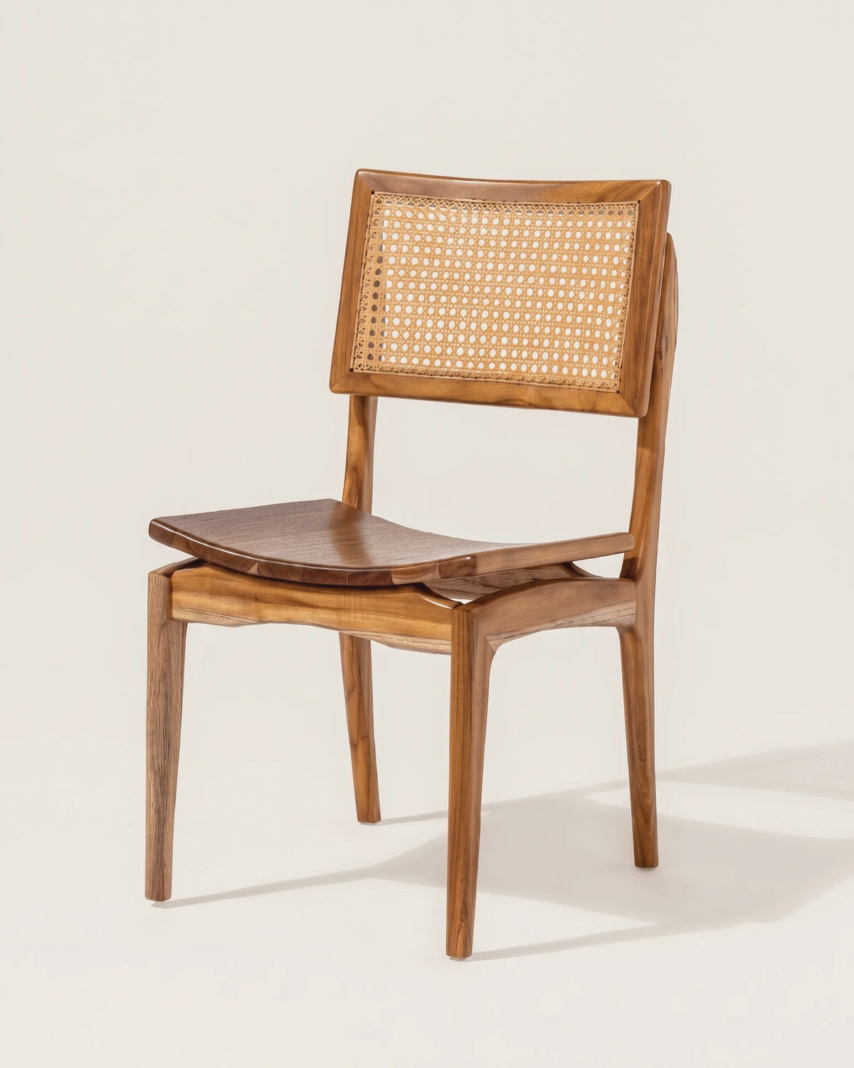 Silla de comedor de teca con respaldo de esterilla de rattan y patas cónicas sobre fondo claro