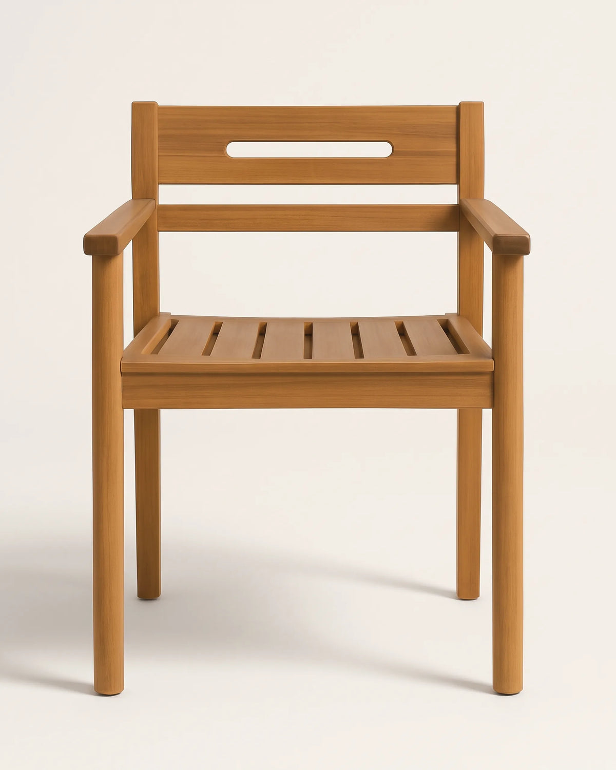Silla de teca con brazos planos, asa calada en el respaldo y asiento de tablillas sobre fondo claro