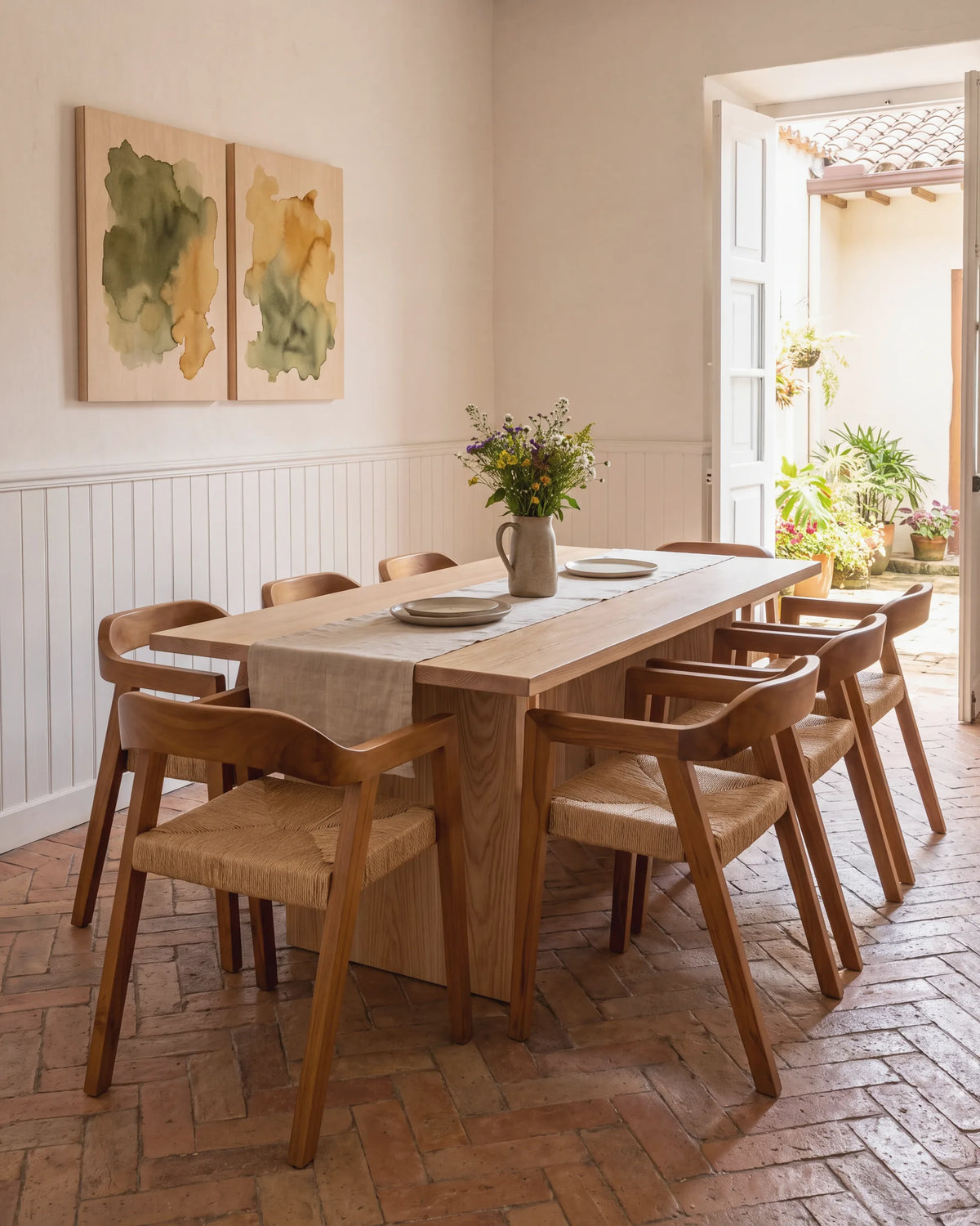 Sillas de madera con asiento tejido alrededor de una mesa en una casa tradicional de Jericó