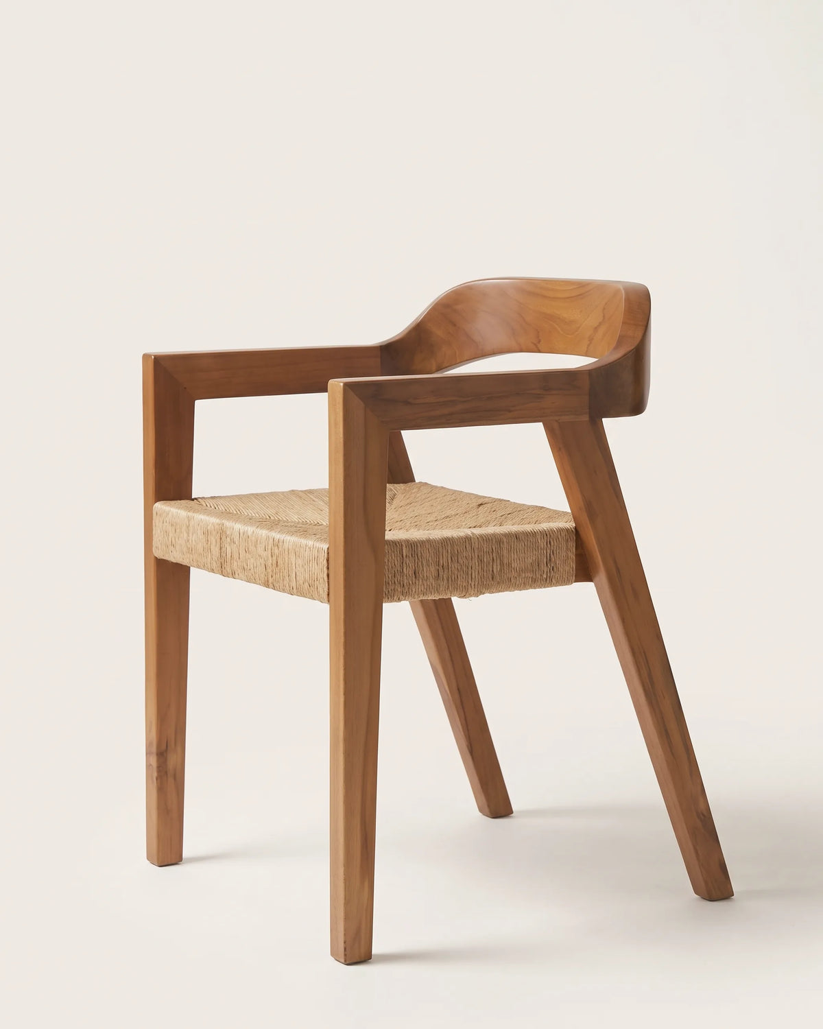 Silla de comedor de madera con respaldo curvo continuo y asiento tejido en cuerda natural