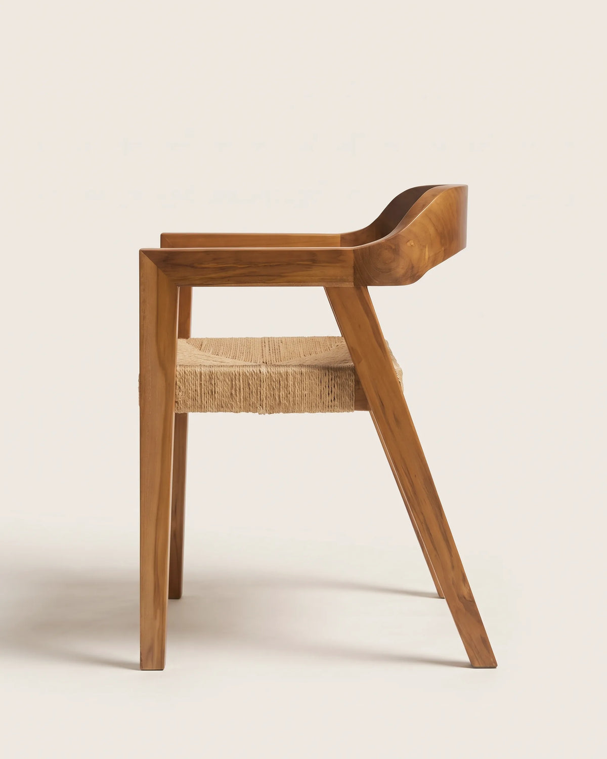 Silla de comedor Sahara vista de lado con patas traseras inclinadas sobre fondo claro