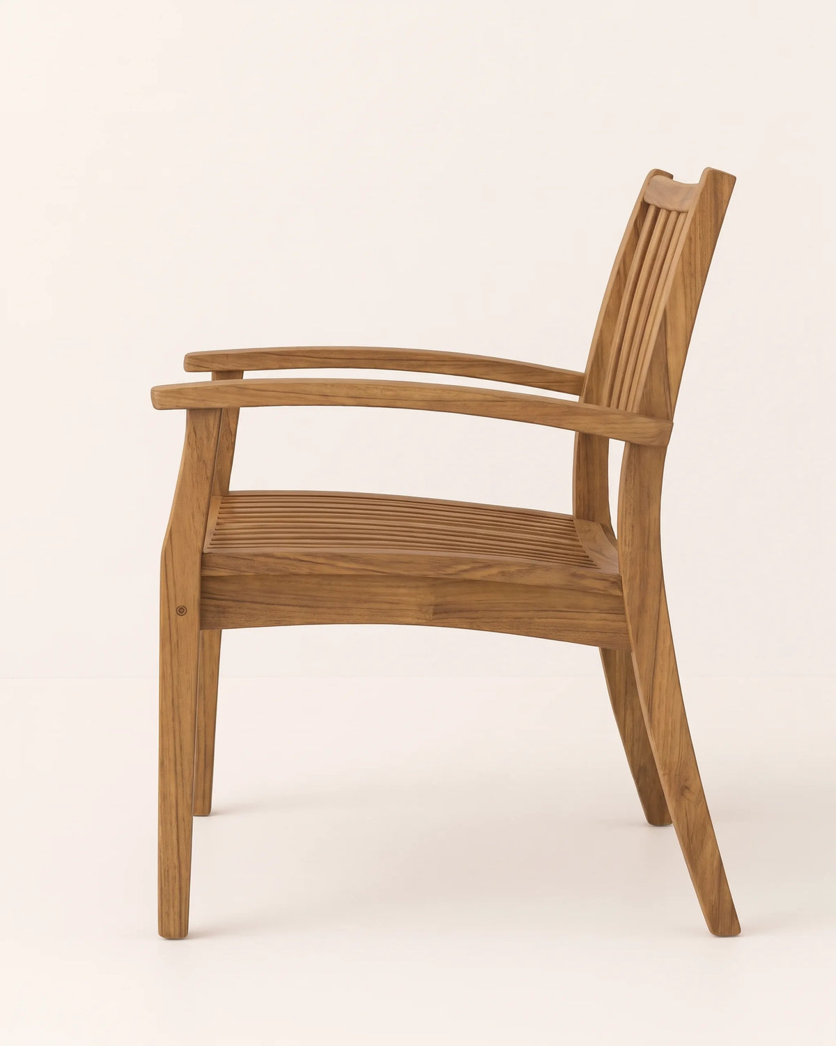 Sofá Bosque de teca visto de lado con asiento de listones sobre fondo claro