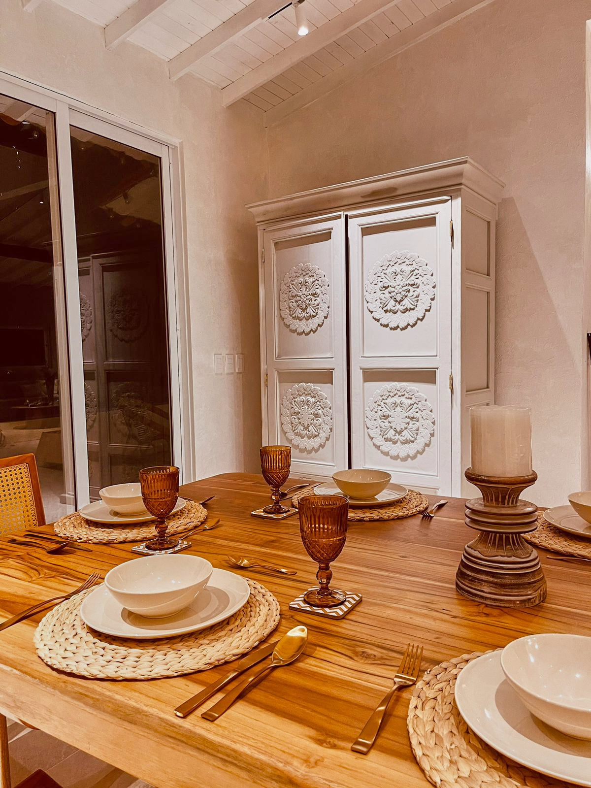 Mesa de comedor de madera con vajilla